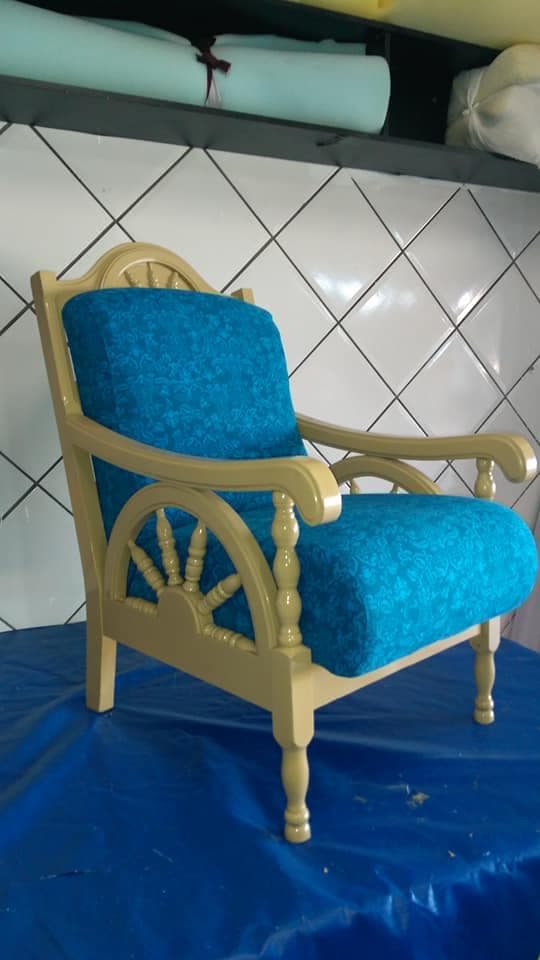 Reforma de cadeira temática azul